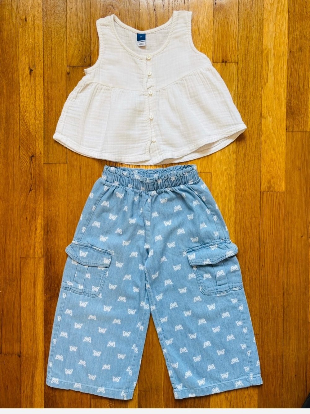 Old Navy Blue Butterfly Cargo Pants with Cream Button Tank Top, 4t 100% cotton
